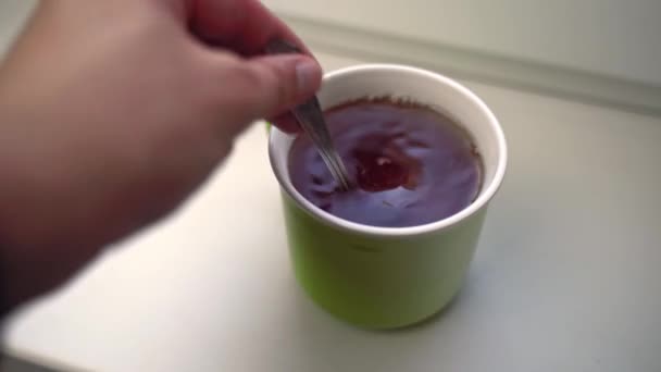 Mano humana vierte cucharada de azúcar en taza de cerámica con té. — Vídeo de stock