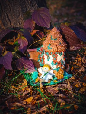 Bir melekle el yapımı ev. 