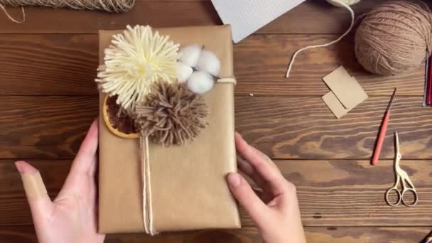 Γυναίκα κρατά κουτί στα χέρια και επιδεικνύει πρωτότυπο σχεδιασμό του δώρου. — Αρχείο Βίντεο