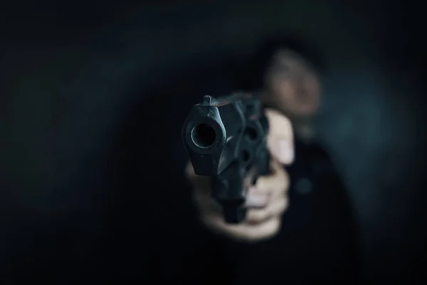 A fickó pisztolyt tart a kezében.. — Stock Fotó
