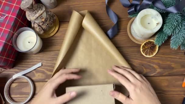 Emballage de cadeau de Noël sur table en bois. — Video