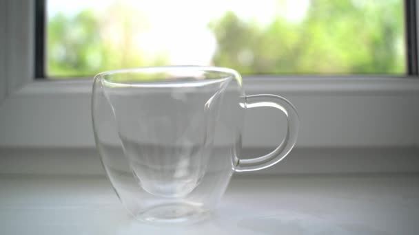 Beyaz pencere eşiğinde sabah çay seremonisi. — Stok video