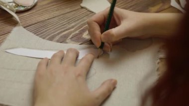 Ahşap masada el yapımı işler..