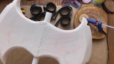 Kadın, kostümlü oyun festivali için Viking baltası yapıyor..