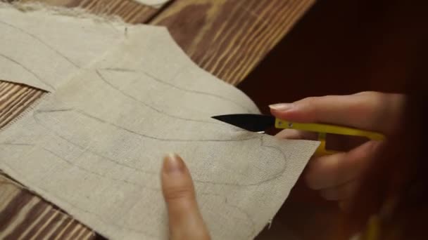 Travail artisanal sur table en bois. — Video