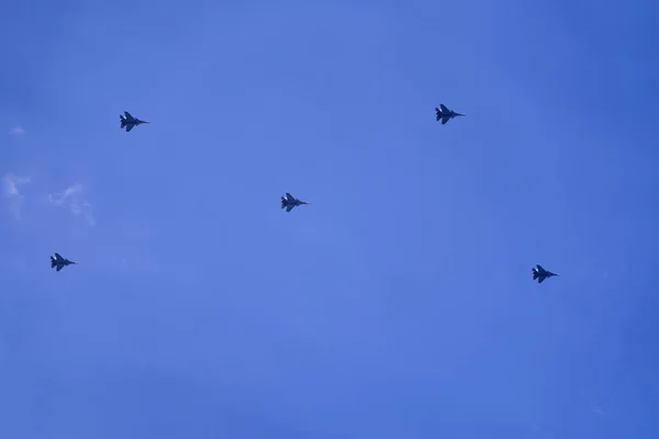 Παρέλαση στρατιωτικών αεροσκαφών στον ουρανό. — Φωτογραφία Αρχείου