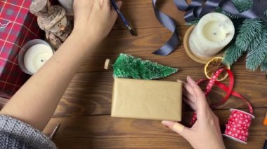 Kadın eli hediye kutusuna kalem çizer..