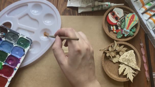 Dłonie kobiet mieszają akwarele w plastikowej palecie ze szczotką. — Wideo stockowe
