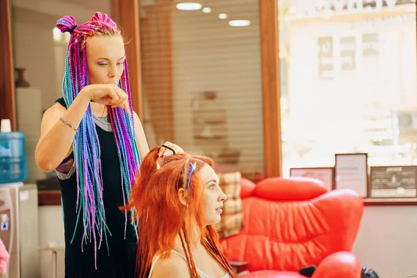 Femme barbier avec tresses pigtails colorées gingembre dreadlocks pour femme. — Photo