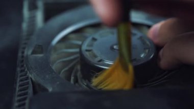 Soğutucu sistemdeki tozu sarı fırçayla temizler