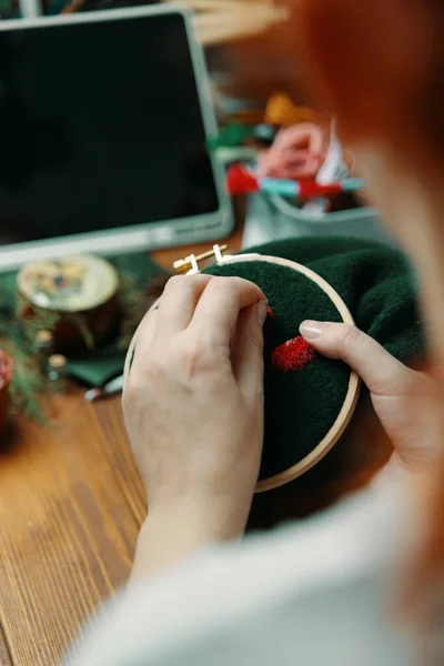 Woman sewing on green cloth. — Stock Photo, Image