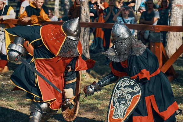 Dois cavaleiros lutam com espadas. O escudo dos cavaleiros retrata um lobo negro. — Fotografia de Stock