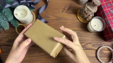 Kadınlar kutuları el sanatları kağıdına koyup küçük bir Noel ağacı alırlar..