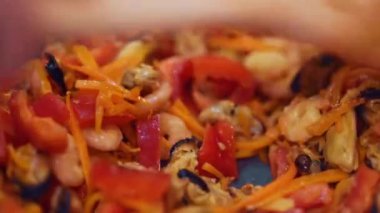 Kızartma tavasındaki malzemeleri ahşap kaşıkla kapat..