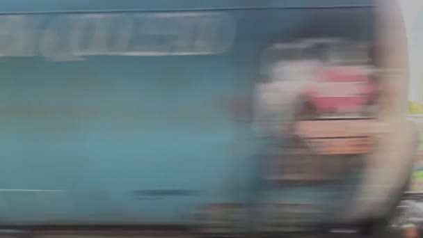 마을을 지나고 있는 열차와 탱크. — 비디오