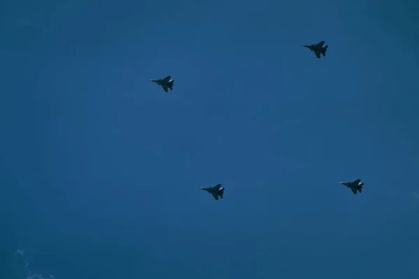Desfile de aeronaves militares no céu. — Fotografia de Stock