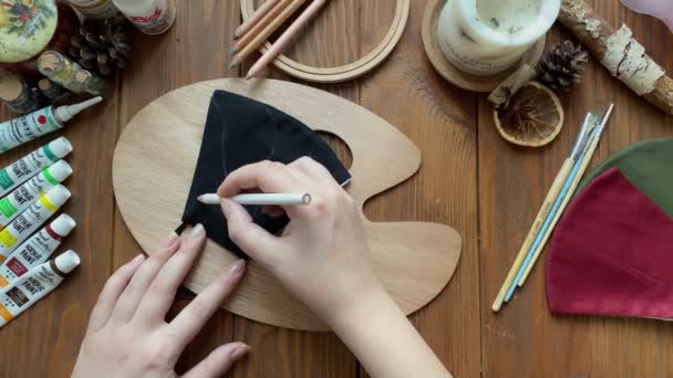 Жіночі руки малюють ескіз на медичній масці з олівцем . — стокове відео
