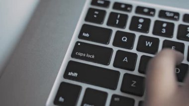 Büyük Harf Kilidi tuşuna basılıyor ve yazılıyor