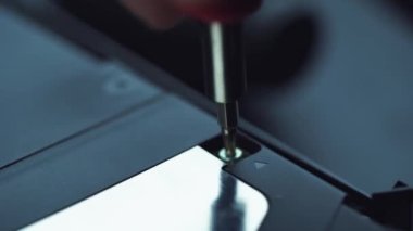Tamirci torx söküyor.