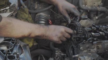 Tamirci makarayı tamir ediyor.