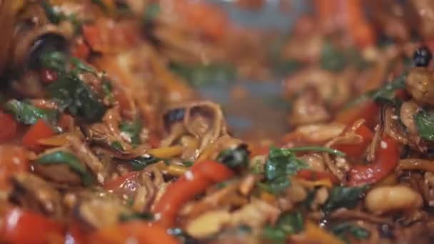 Chef mezcla ingredientes en sartén con cuchara de madera. — Vídeos de Stock