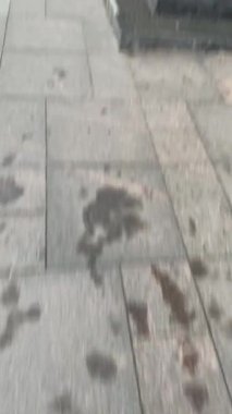 Eski ahşap bir kapıyla kafeye yürü..