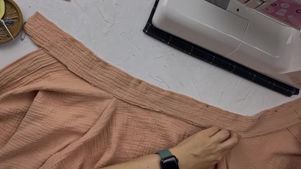 Seamstresss χέρια δοκιμάστε τις λεπτομέρειες του βαμβακερό πουκάμισο μουσελίνα ο ένας στον άλλο. — Αρχείο Βίντεο