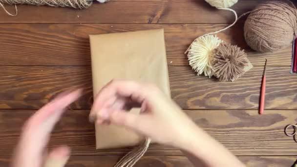 Cravates femme boîte cadeau en papier artisanal avec ficelle. — Video