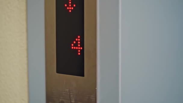 Primer plano del monitor de ascensor digital que muestra el número de piso. — Vídeos de Stock