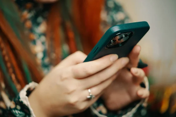 Smartphone in females hands. — Stock Photo, Image