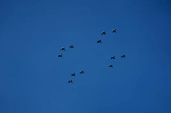 하늘에 떠 있는 군용기들의 행진. — 스톡 사진