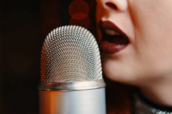 Γυναίκα τραγουδιστής με μικρόφωνο ντίσκο σε bokeh φως φόντο. Royalty Free Φωτογραφίες Αρχείου