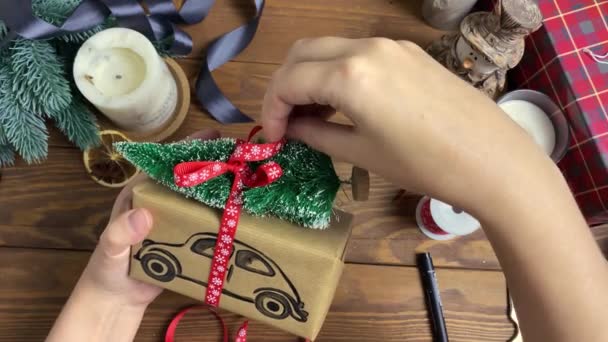 Γυναίκα επιδεικνύει διακόσμηση του δώρου Χριστουγέννων. — Αρχείο Βίντεο