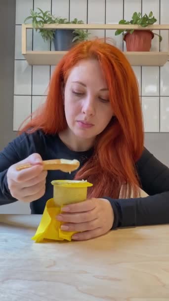 Rudowłosa kobieta z apetytem je zupę z kurczaka. — Wideo stockowe