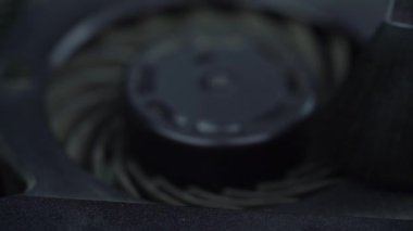 Soğutucu sistemdeki tozu sarı fırçayla temizler