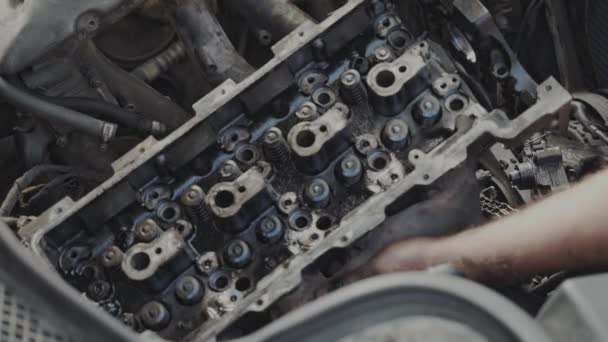 Installing the cylinder block head — Stok video