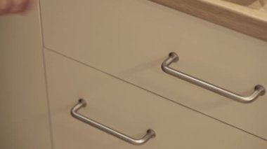 Kişi Çin yemek çubuklarını alır..