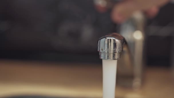 Persons hand turns on the tap. — Stock Video