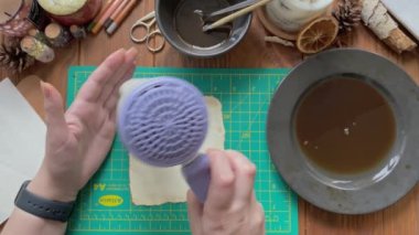 Kadınların elleri saç kurutma makinesiyle el yapımı kupür defteri..