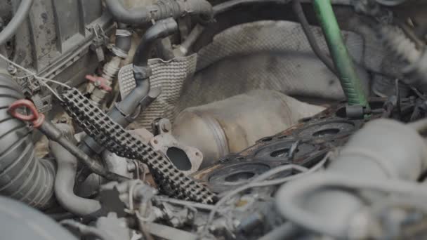 Automatyczny Mechanik Montuje Silnik Samochodu Instaluje Tłok Nowymi Pierścieniami — Wideo stockowe