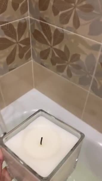 女人的手把白色的香气蜡烛放在浴缸上 用蜡烛洗澡 准备放松和温泉 庆祝情人节的浪漫气氛 — 图库视频影像