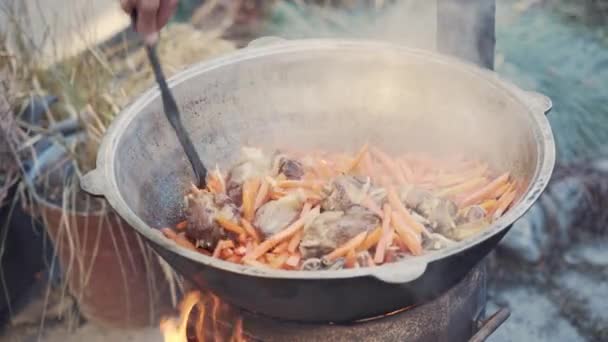 Chef Mischt Fleisch Mit Gemüse Und Mit Schlitzlöffel Großen Kessel — Stockvideo