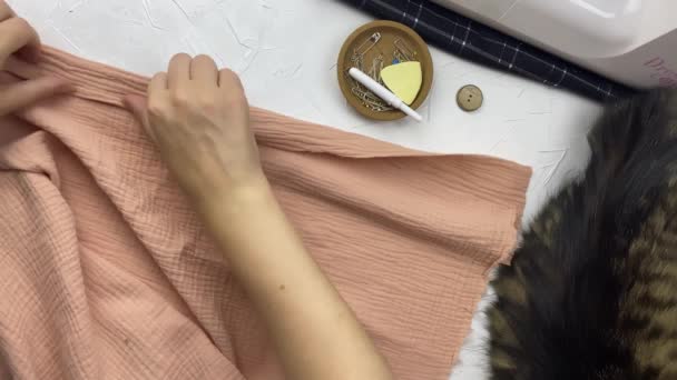 Les Mains Des Femmes Plient Tissu Fixent Avec Des Épingles — Video
