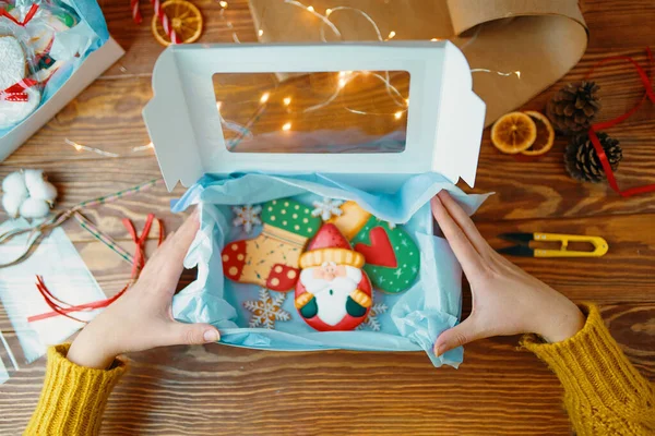 Mädchen Öffnen Geschenkbox Mit Weihnachtsplätzchen Lebkuchen Mit Zuckerguss Festliche Süßigkeiten — Stockfoto