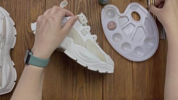 Les Mains Des Femmes Prennent Sneaker Blanche Mettent Récipient Eau — Video