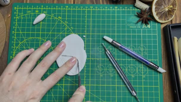 Kişi Kilden Üçgenleri Bıçakla Keser Seramik Hediyelik Eşya Modelliği Tasarımı — Stok video