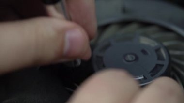 Elektronik cihaz konseptinin onarımları, insan eli, bakım veya profilaksi sırasında, yavaş çekimde koyu fırçayla daha soğuk oyun konsolu veya dizüstü bilgisayarındaki tozu temizler. 