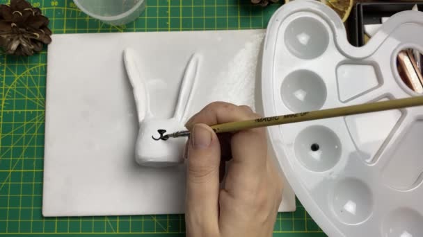 Artiste Féminine Dessine Muselière Avec Pinceau Sur Lapin Argile Palette — Video