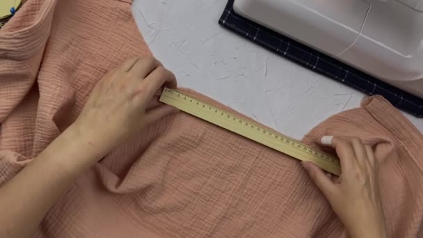 Les Mains Des Femmes Mesurent Tissu Avec Une Règle Bois — Video