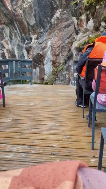 Piattaforma Legno Galleggia Sul Lago Tra Rocce Caso Pioggia Tour — Video Stock